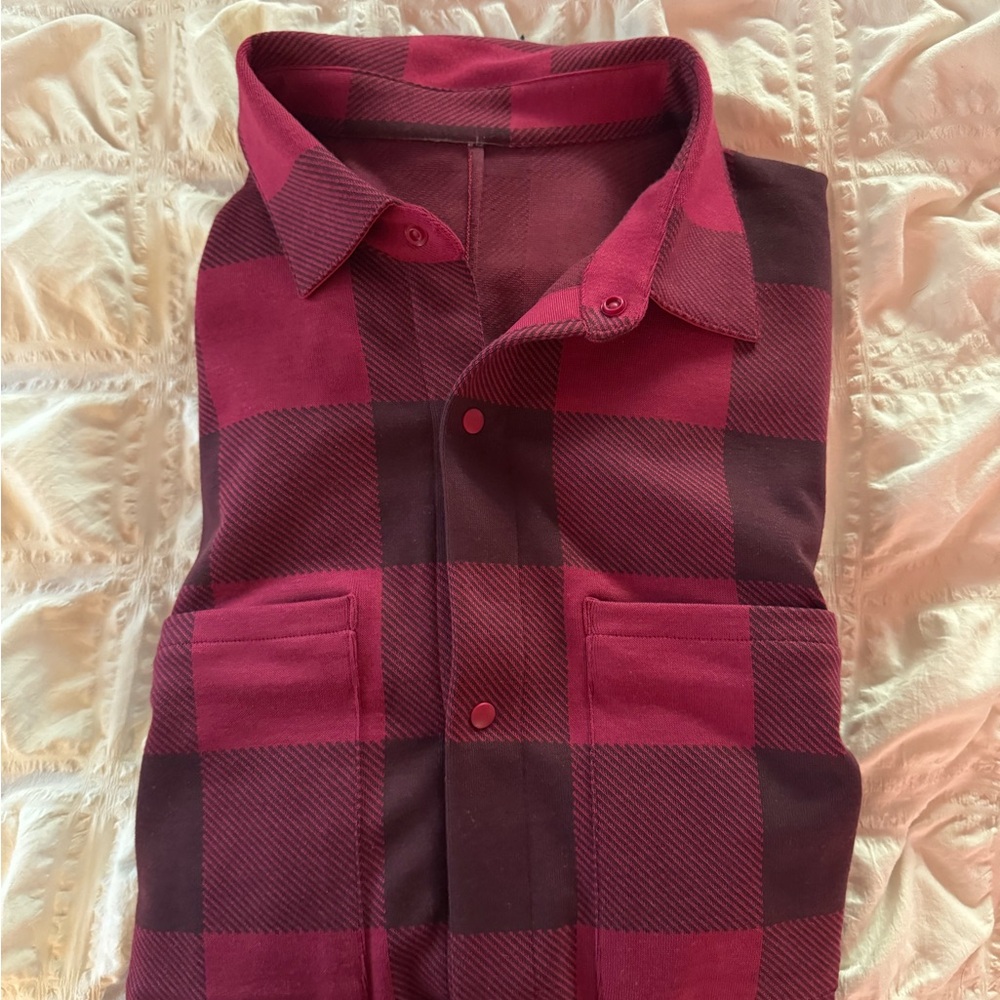 Super cozy men’s long sleeve button up in M.